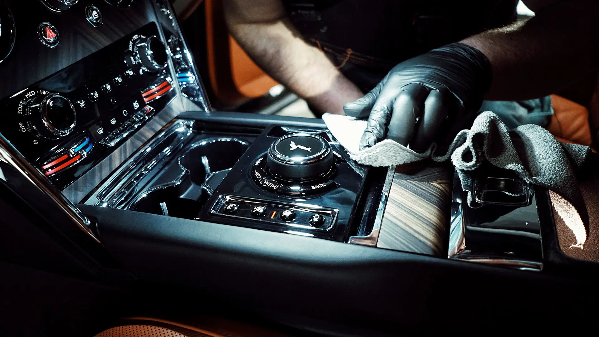 Detaliere auto exterioară pentru un aspect de showroom